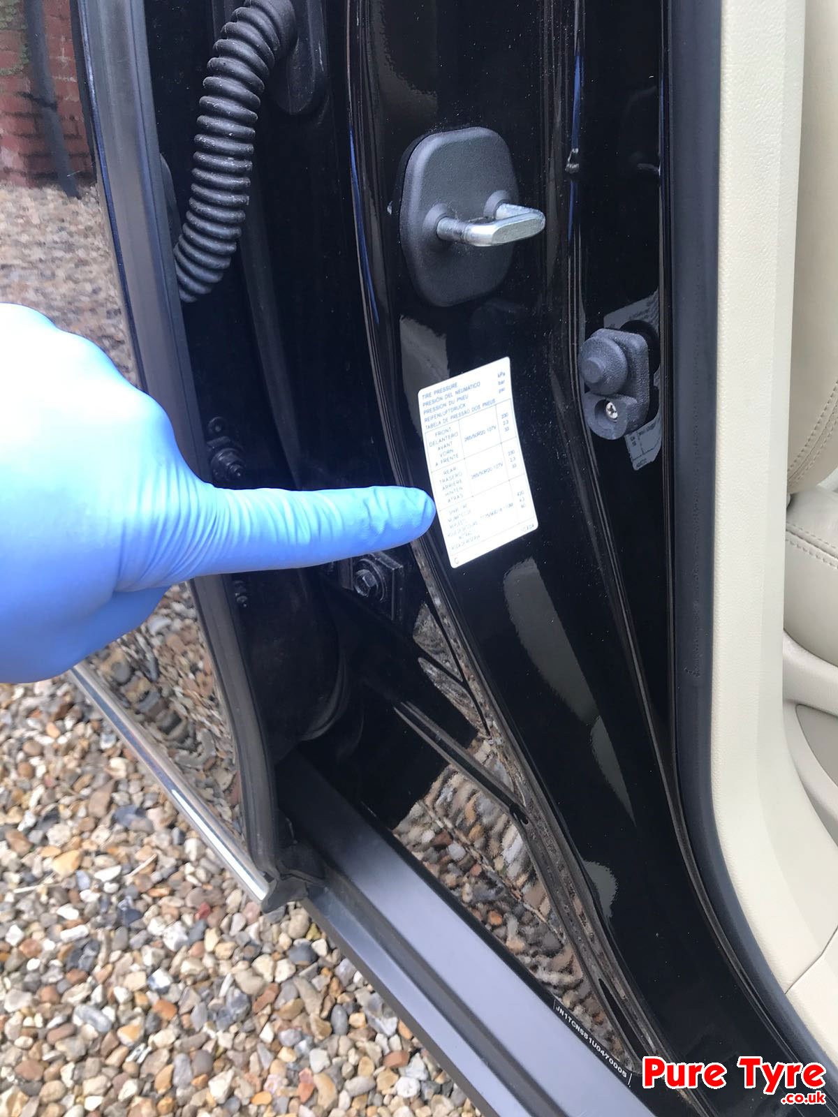 Tyre-pressure placard location for Infiniti FX30D