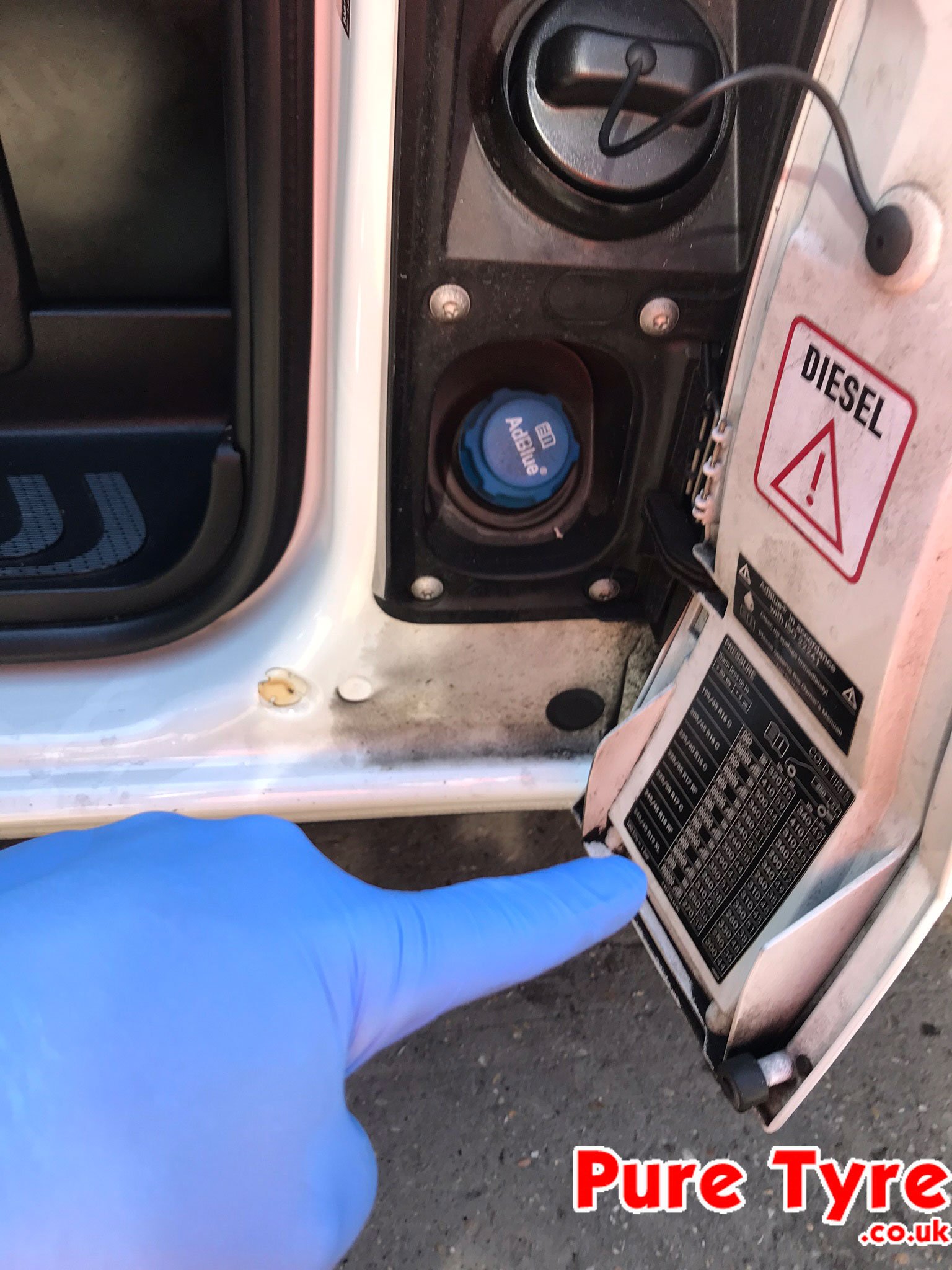 Tyre-pressure placard location for Mercedes V Class