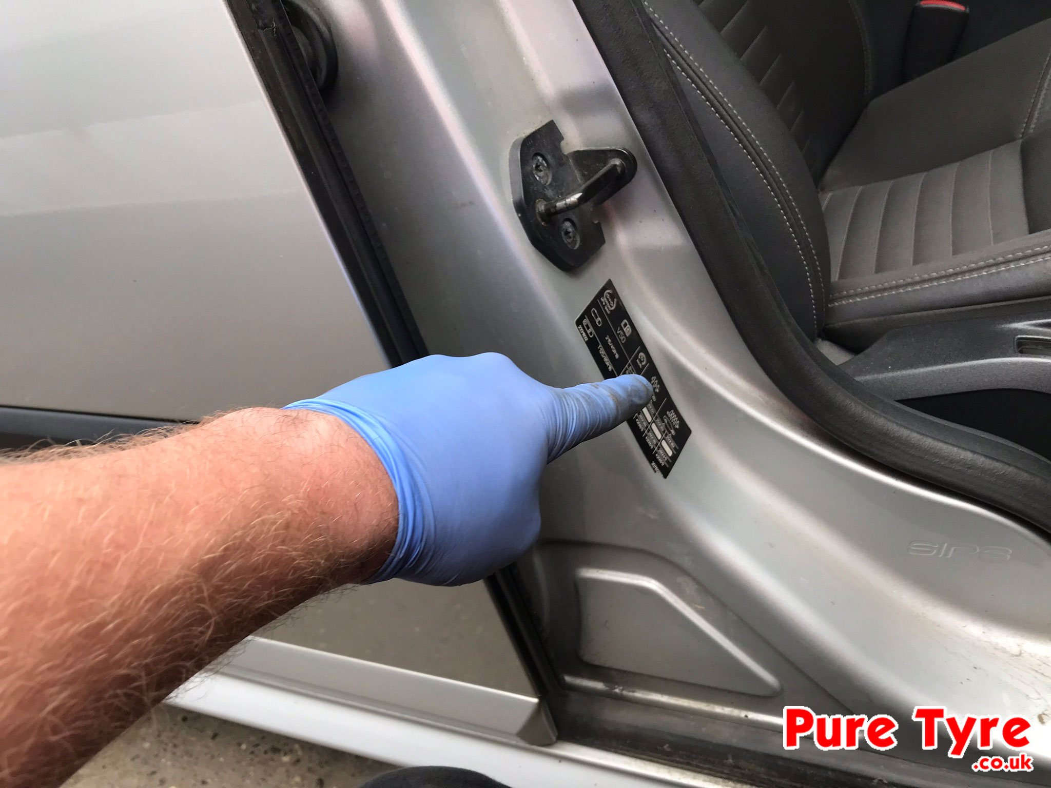 Tyre-pressure placard location for Volvo V50