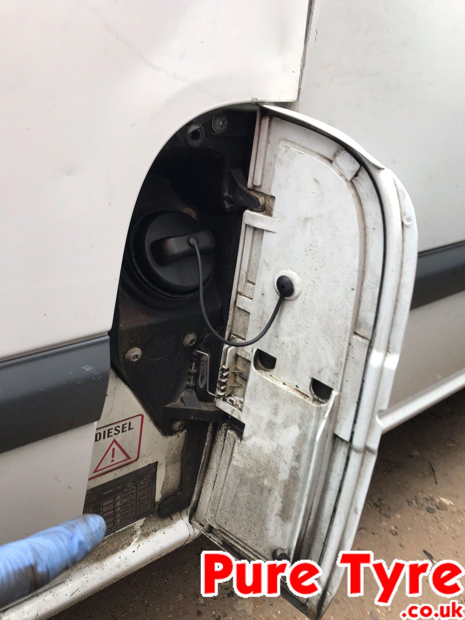 Tyre-pressure placard location for Mercedes V Class
