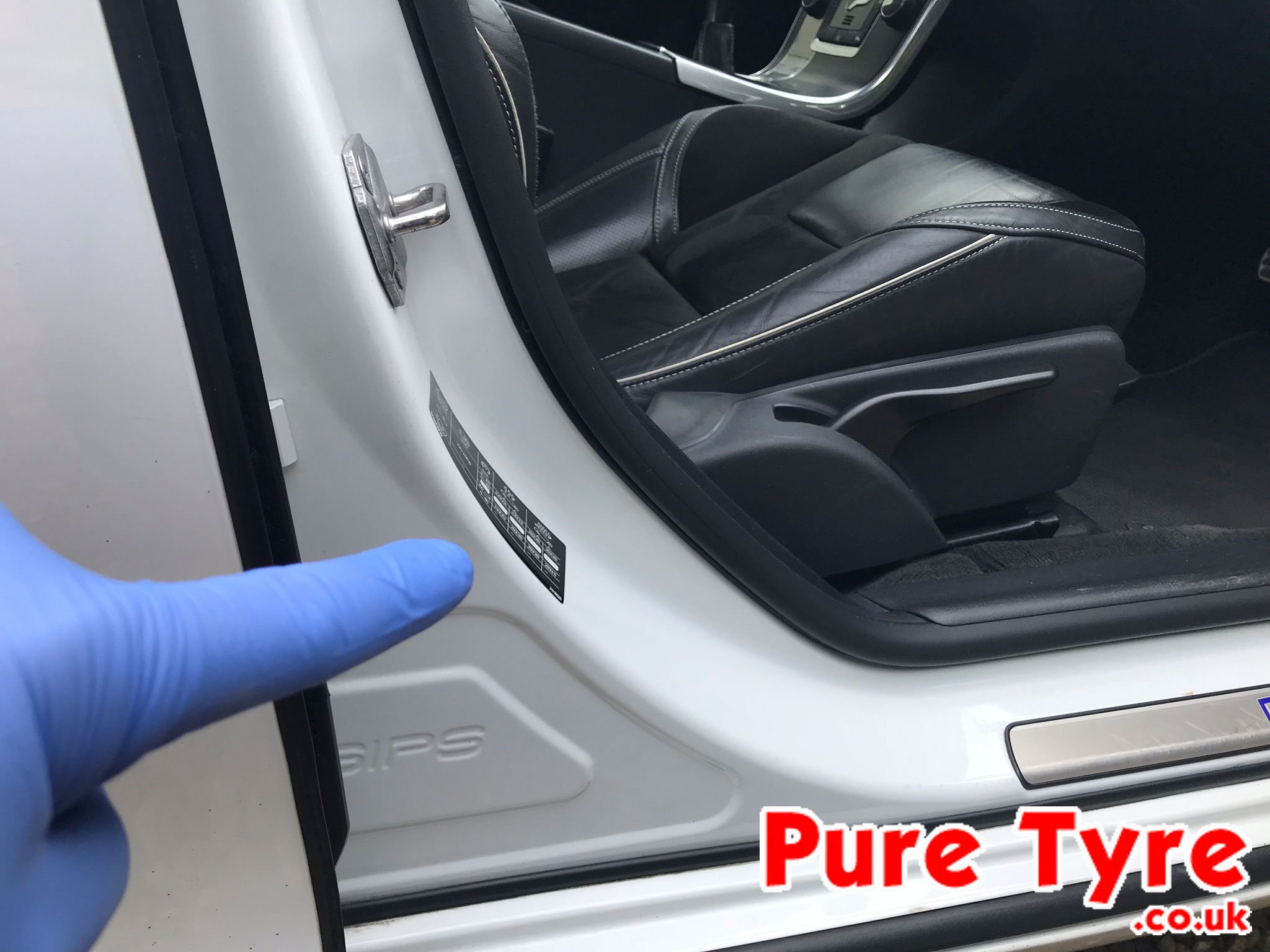 Tyre-pressure placard location for Volvo V60