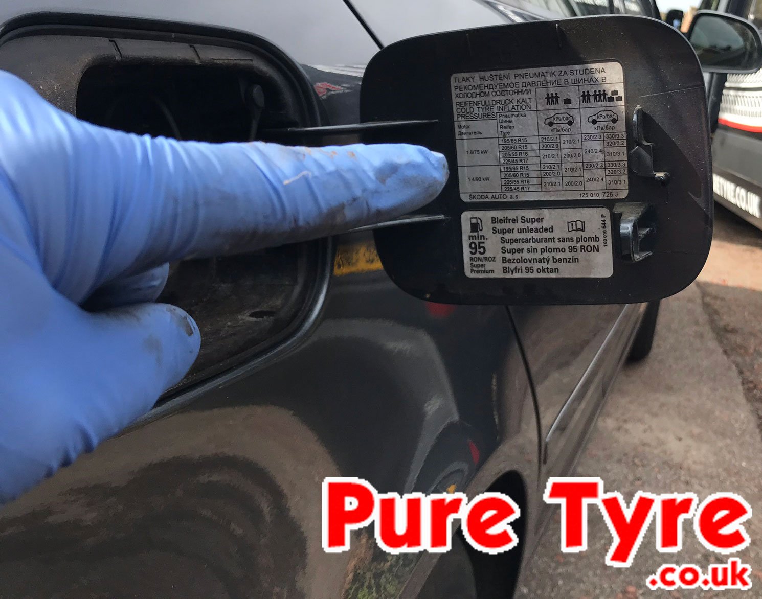 Skoda Octavia II tyre pressure placard location