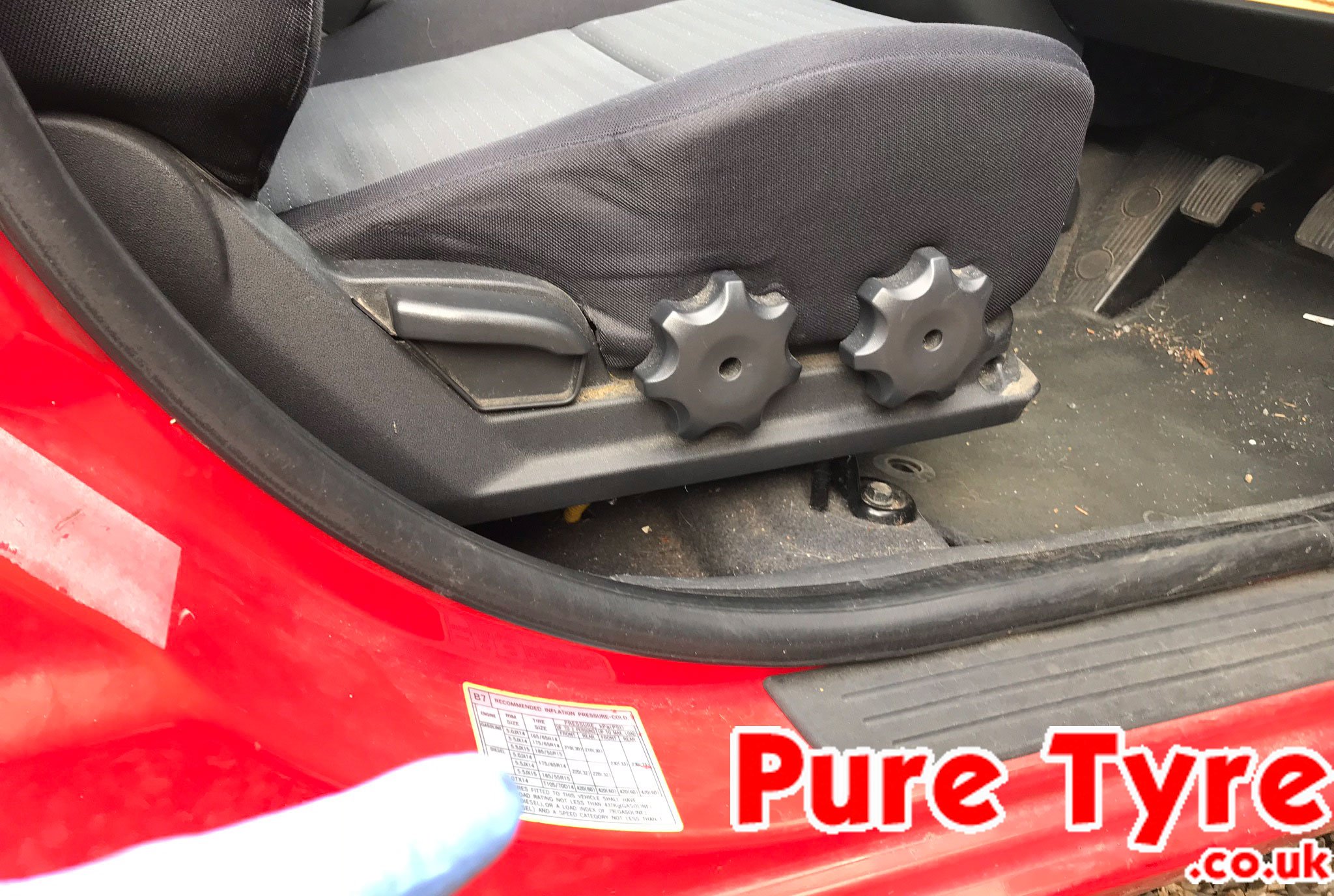 Tyre-pressure placard location for Hyundai Getz