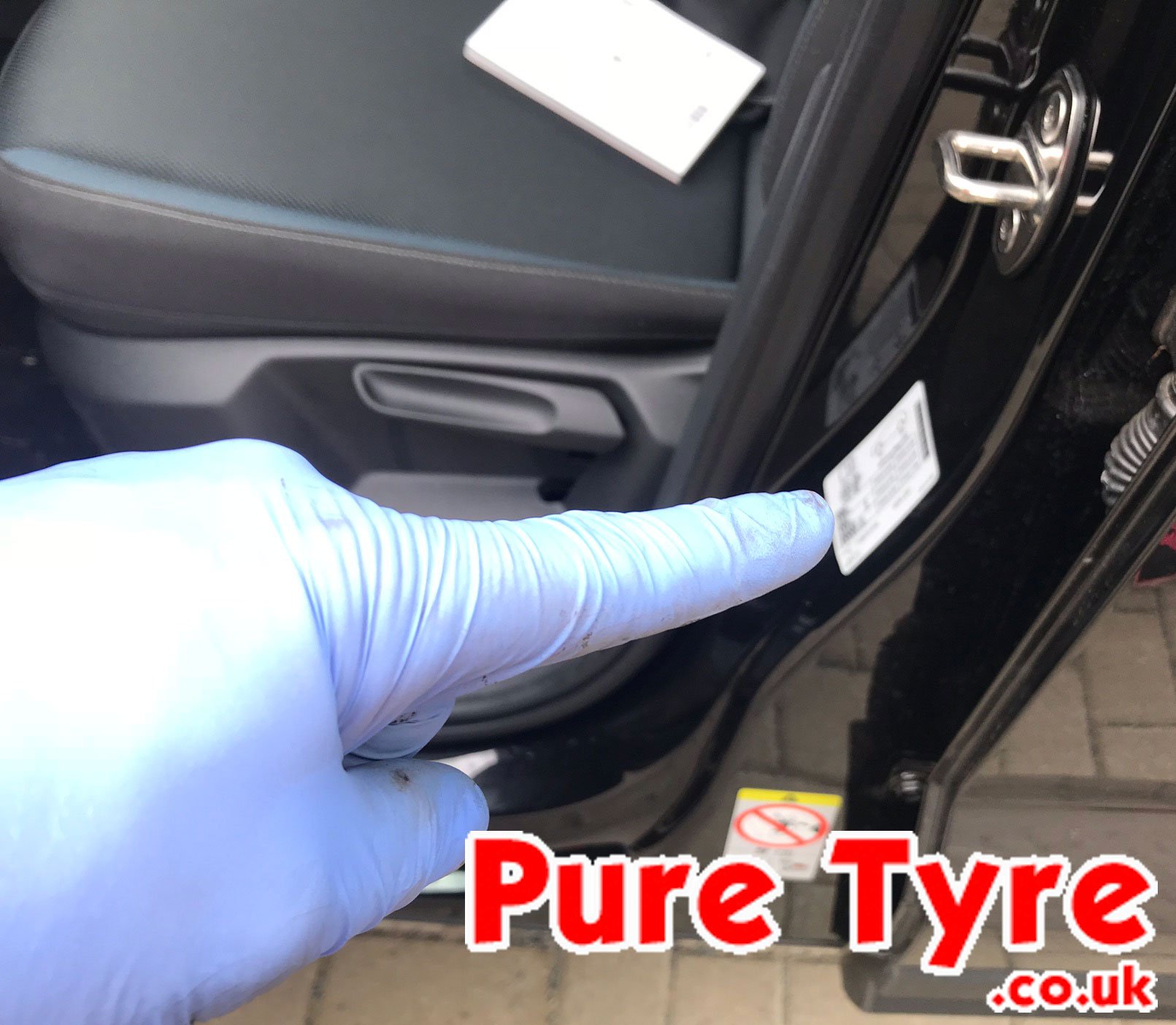 Tyre-pressure placard location for Seat Arona