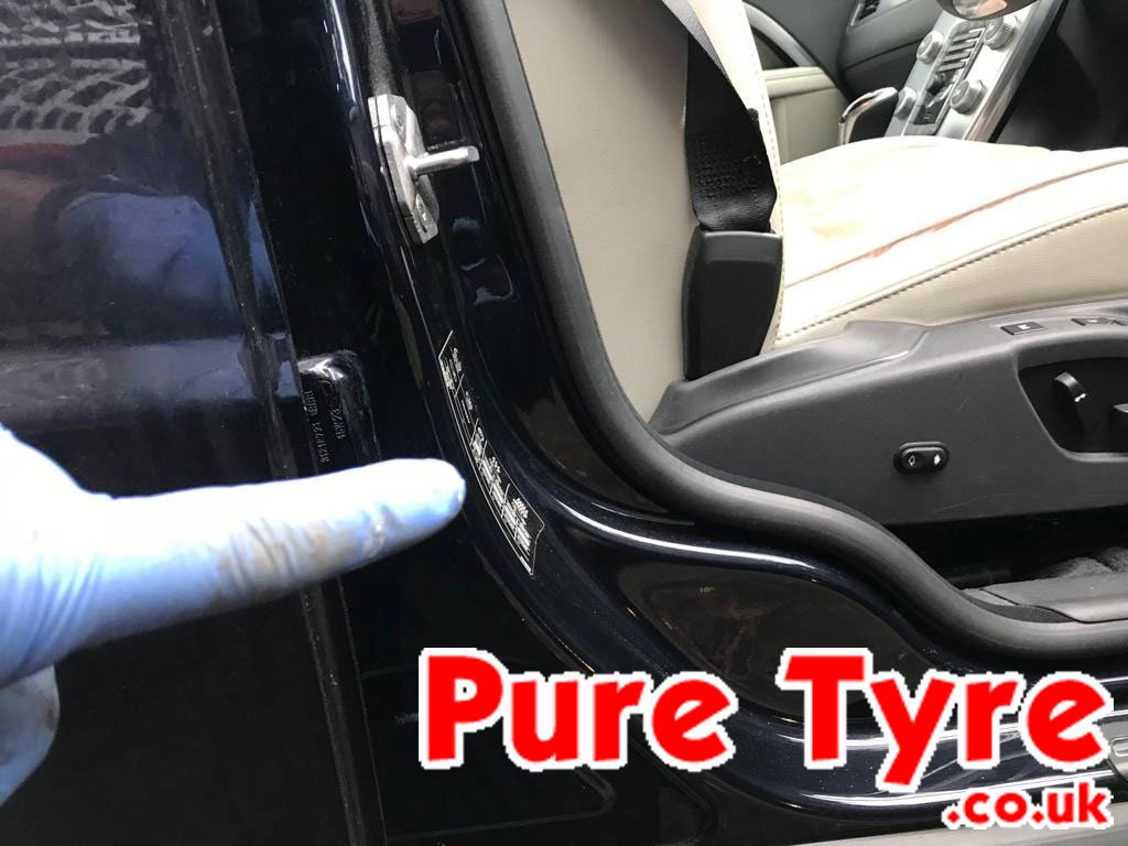 Volvo V70/XC tyre pressure placard location