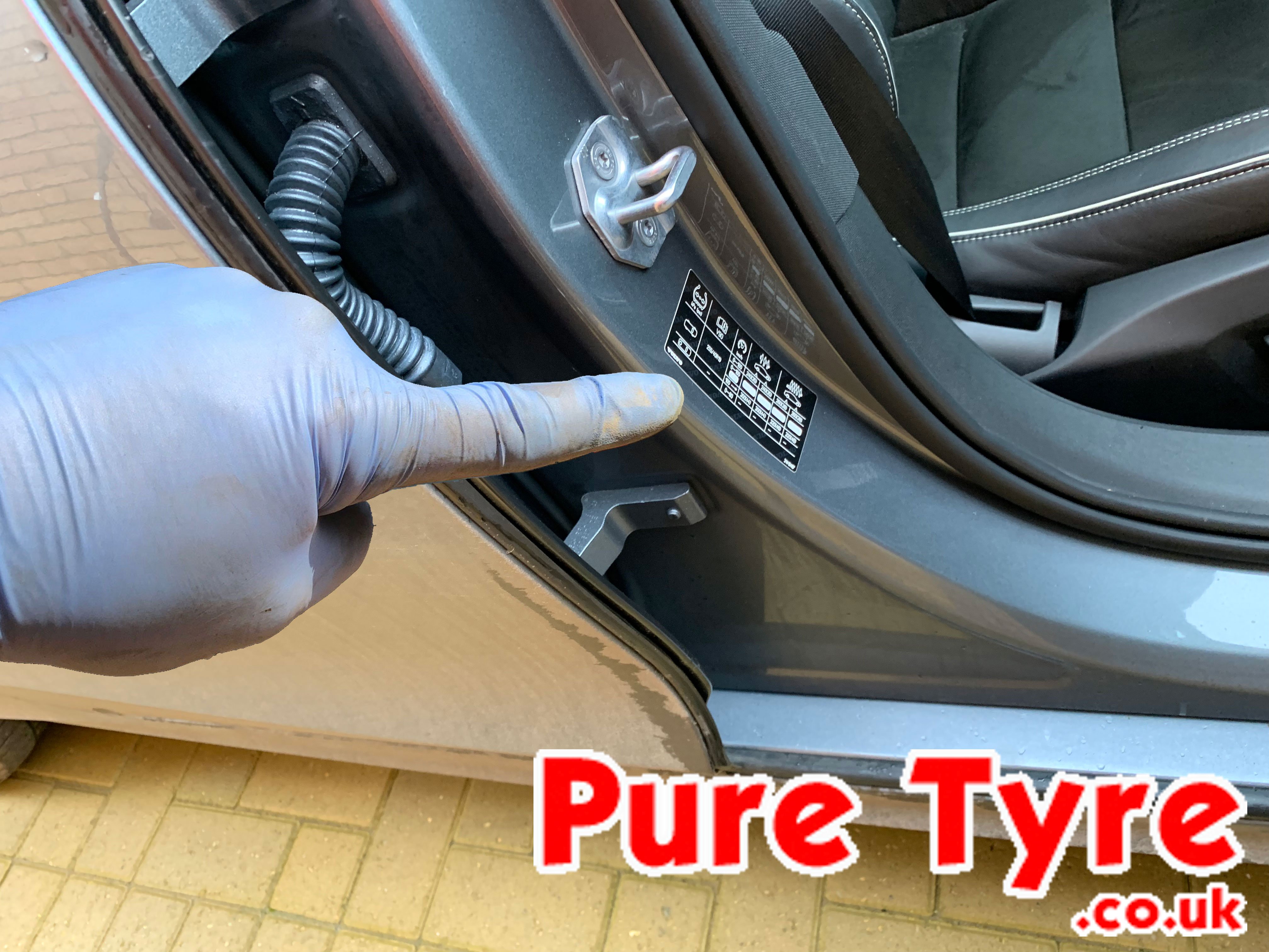 Tyre-pressure placard location for Volvo V90