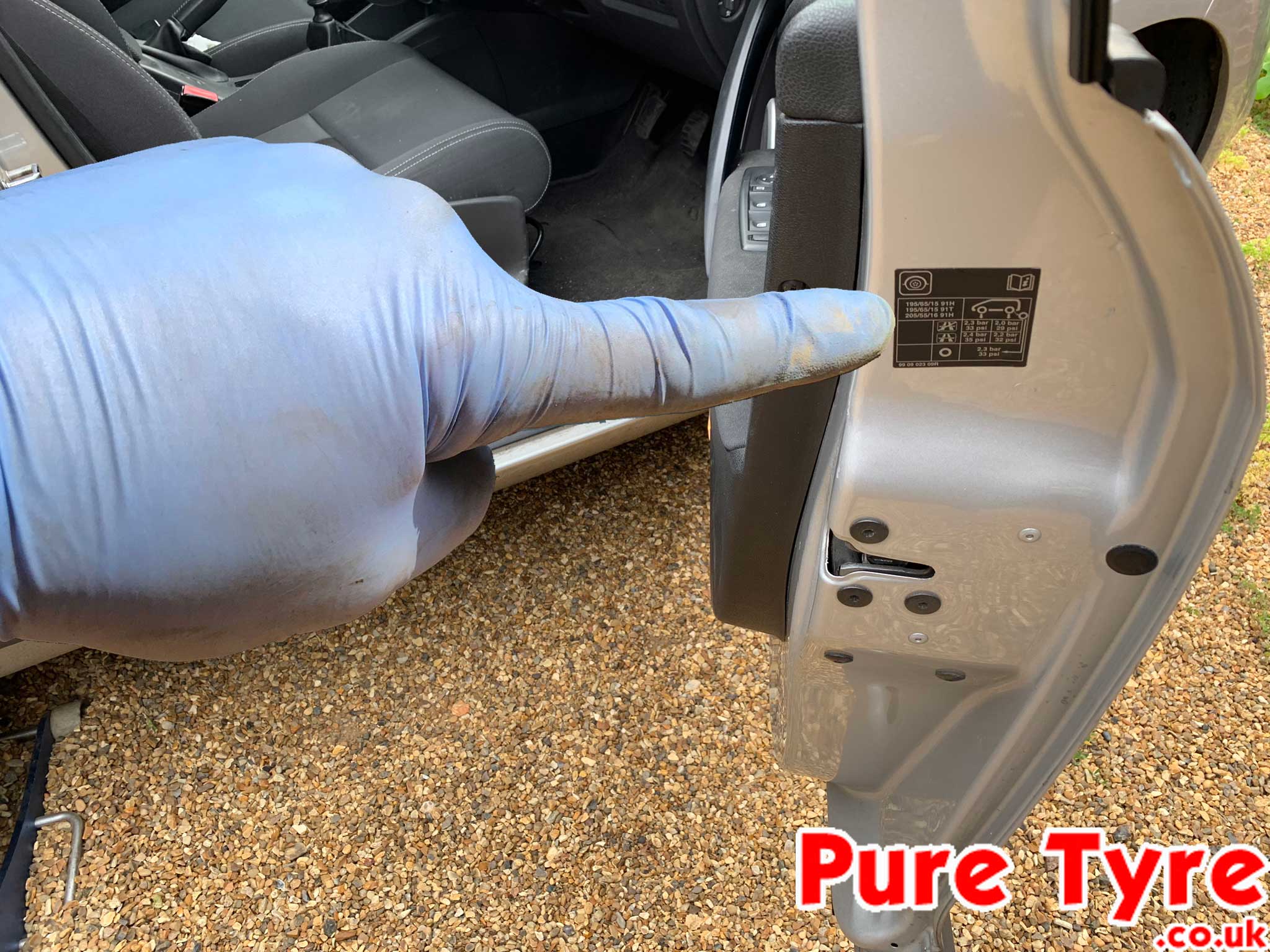 Renault Megane III tyre pressure placard location