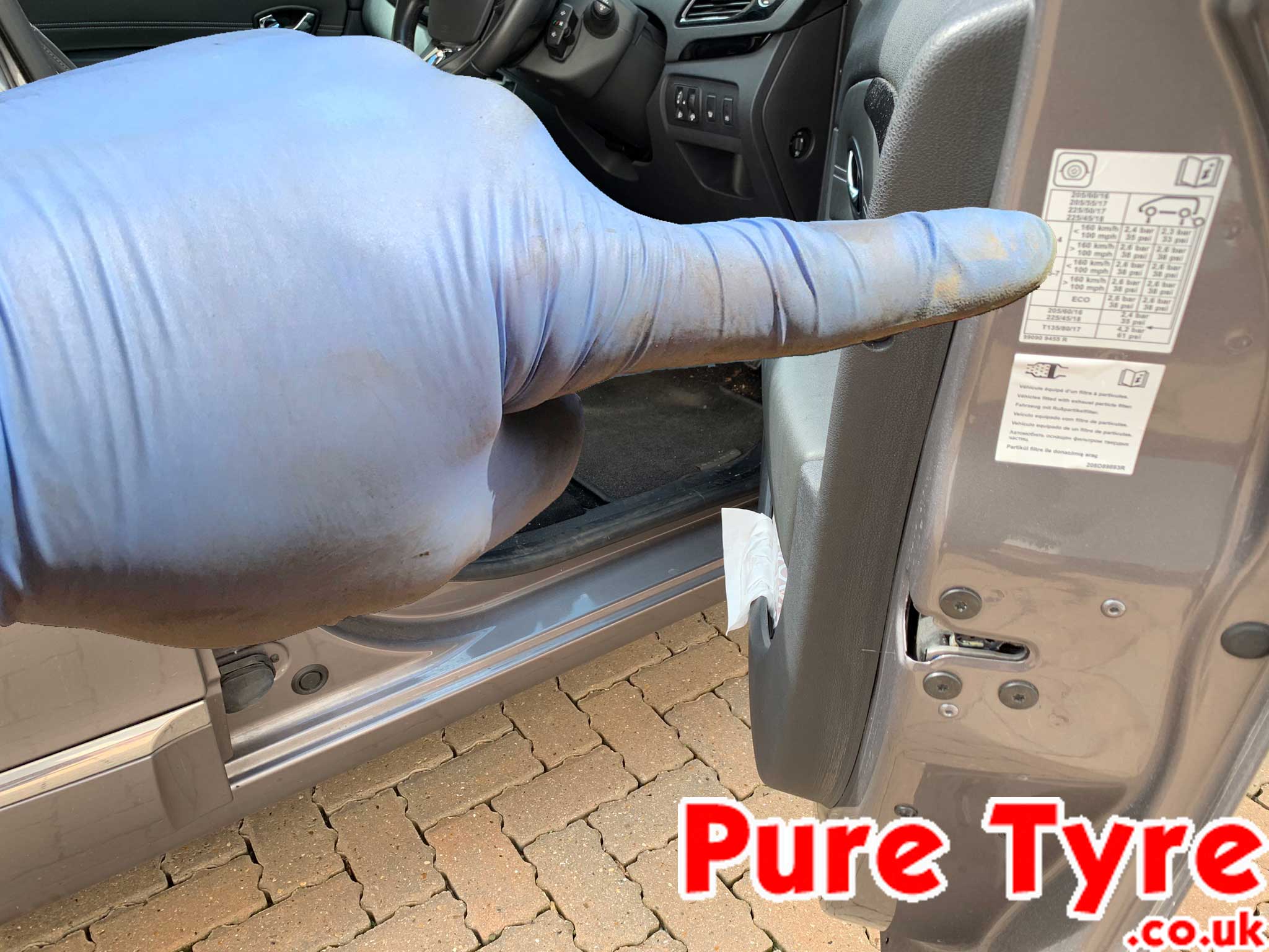 Renault Scenic III tyre pressure placard location