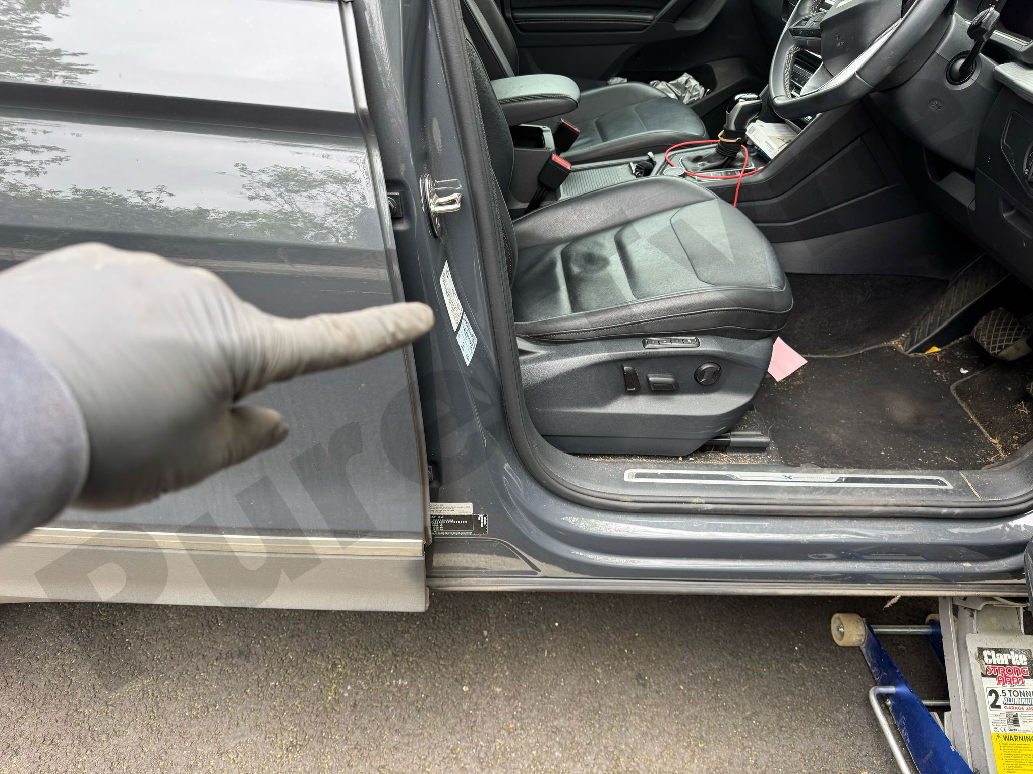 Tyre-pressure placard location for Seat Tarraco