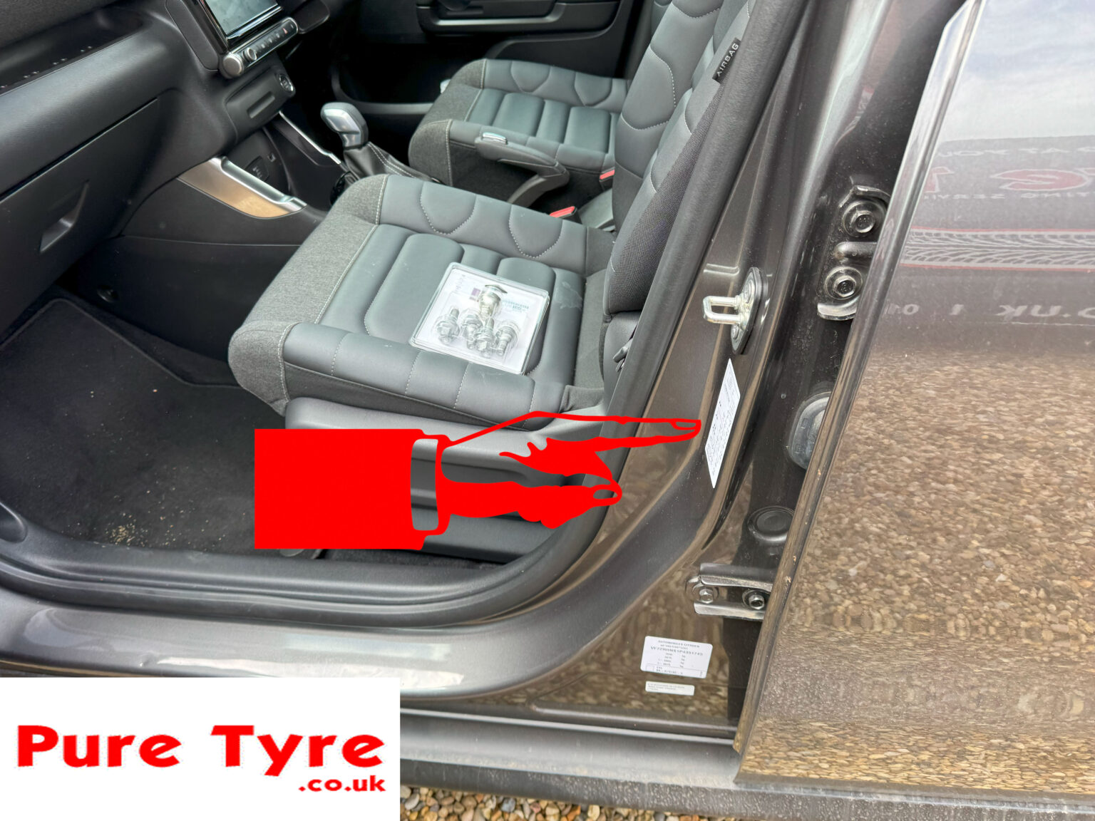Tyre-pressure placard location for Citroen C3 Aircross